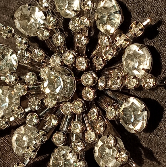 Rhinestone Snowflake Lapel Pin Brooch - Picture 11 of 12